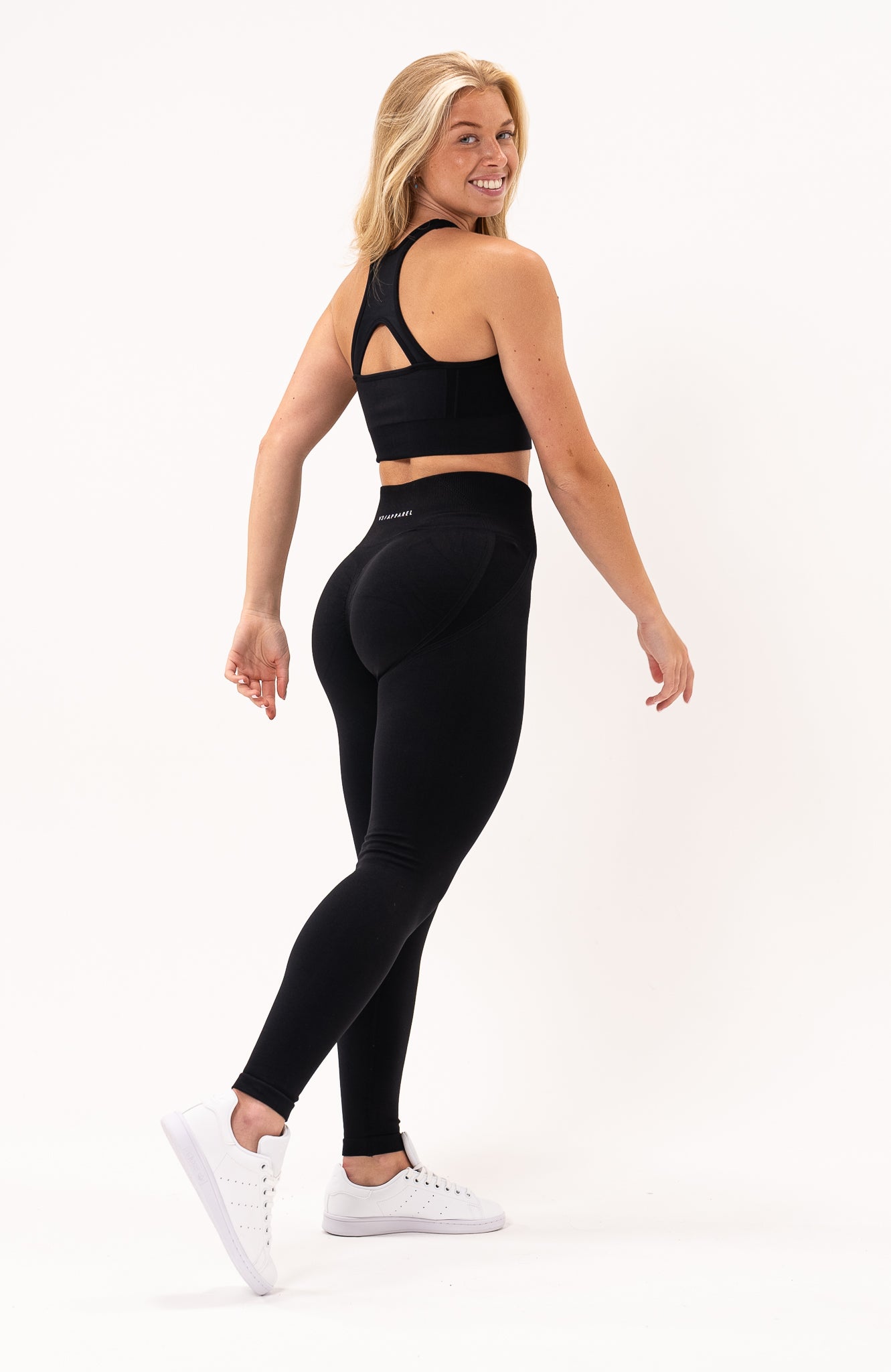 V3 Apparel Women's Tempo seamless scrunch bum shaping high waisted leggings and training sports bra in black – Squat proof sports tights and training bra for Gym workouts training, Running, yoga, bodybuilding and bikini fitness.